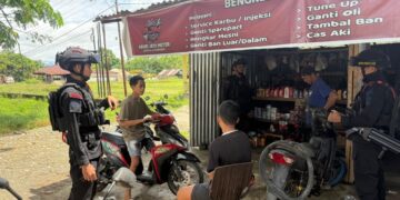 Personel Batalyon D Pelopor Posko Mancani Laksanakan Patroli Sambang Warga di Batu, Ajak Masyarakat Jaga Keamanan Lingkungan