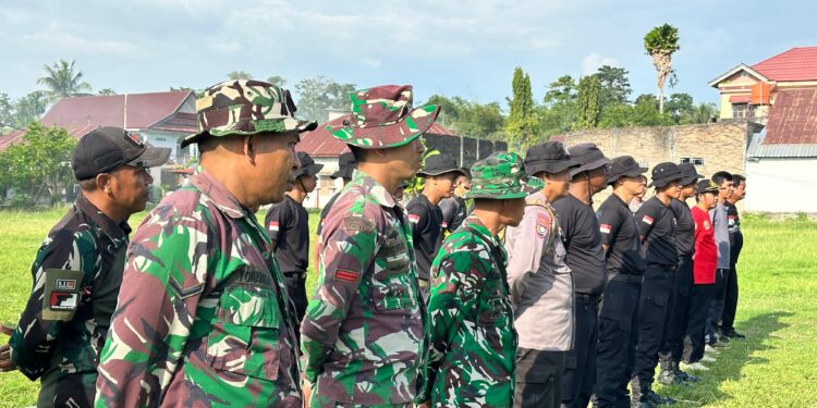 Personel Brimob Baebunta Ikuti Gotong Royong Bersih Lingkungan di Wilayah Kecamatan Baebunta