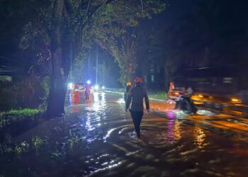 Personel Batalyon D Pelopor Sigap Atur Lalu Lintas di Tengah Banjir Poros Palopo–Masamba