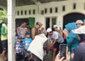 Sinergi Kemanusiaan, Danyon D Pelopor Dampingi Wakil Bupati  Luwu Utara Salurkan Bantuan Bagi Warga Malangke