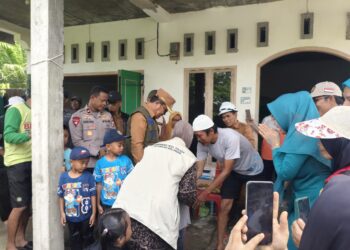 Sinergi Kemanusiaan, Danyon D Pelopor Dampingi Wakil Bupati  Luwu Utara Salurkan Bantuan Bagi Warga Malangke