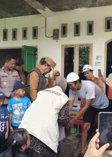 Sinergi Kemanusiaan, Danyon D Pelopor Dampingi Wakil Bupati  Luwu Utara Salurkan Bantuan Bagi Warga Malangke