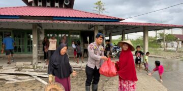 Brimob Hadirkan Dapur Lapangan untuk Pengungsi