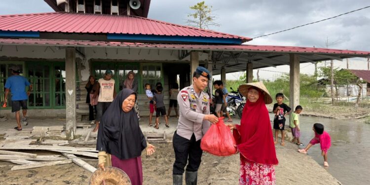 Brimob Hadirkan Dapur Lapangan untuk Pengungsi