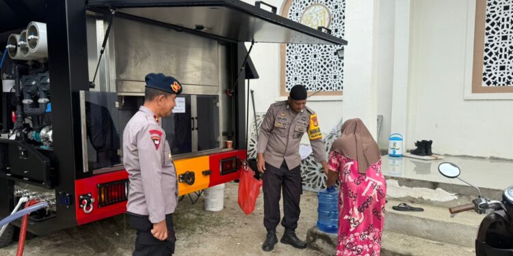 Brimob Sulsel Hadir untuk Pengungsi, Dapur Lapangan dan Water Treatment Bantu Warga Terdampak Bencana di Luwu Utara