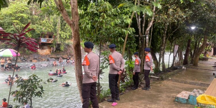 Sigap di Tengah Libur, Personel Kompi 3 Batalyon D Pelopor Patroli SAR di Wisata Alam Waitiddo