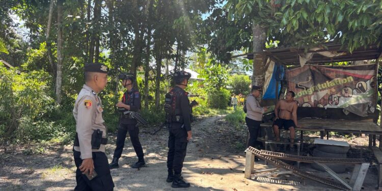 Patroli Harkamtibmas Batalyon D Pelopor BKO Polres Palopo Bersama Kapolsek Wara Utara Ciptakan Situasi Aman dan Kondusif di Buntu Datu