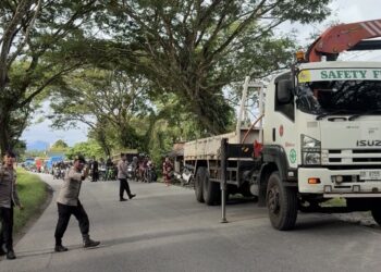 Aksi cepat Tim SAR Batalyon D Pelopor bantu evakuasi kecelakaan tunggal kendaraan truk
