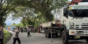Aksi cepat Tim SAR Batalyon D Pelopor bantu evakuasi kecelakaan tunggal kendaraan truk