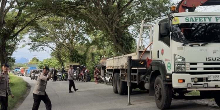 Aksi cepat Tim SAR Batalyon D Pelopor bantu evakuasi kecelakaan tunggal kendaraan truk