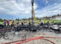 Sigap dan tanggap, Brimob Sulsel bersihkan puing kebakaran di Luwu Utara