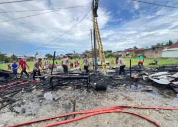Sigap dan tanggap, Brimob Sulsel bersihkan puing kebakaran di Luwu Utara