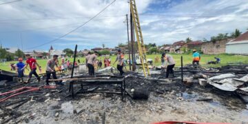 Sigap dan tanggap, Brimob Sulsel bersihkan puing kebakaran di Luwu Utara