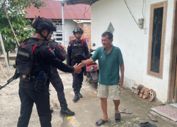 Personel Batalyon D Pelopor Laksanakan Patroli Harkamtibmas dan Sambang Warga di Lingkungan Batu dan Uri Kelurahan Mancani