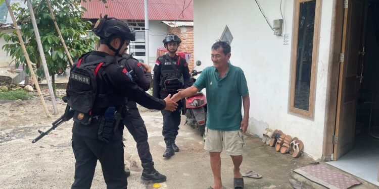 Personel Batalyon D Pelopor Laksanakan Patroli Harkamtibmas dan Sambang Warga di Lingkungan Batu dan Uri Kelurahan Mancani