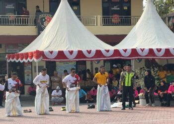 Personel Batalyon D Pelopor dan Bhayangkari Semarakkan Olahraga Bersama Sambut Hari Bhayangkara ke-80