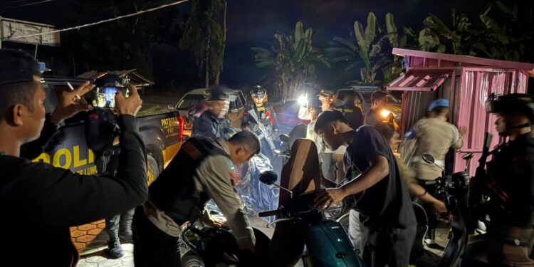 Patroli Gabungan Brimob dan Polres Luwu Utara Perkuat Kamtibmas di Sabbang Selatan