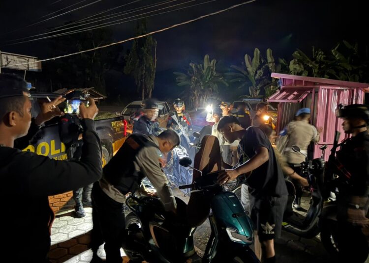 Patroli Gabungan Brimob dan Polres Luwu Utara Perkuat Kamtibmas di Sabbang Selatan