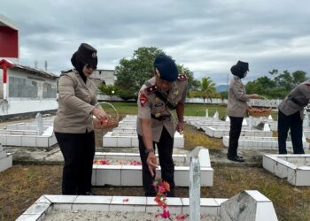 Personel Batalyon D Pelopor Ikuti Upacara Ziarah Rombongan Hari Bhayangkara ke-80