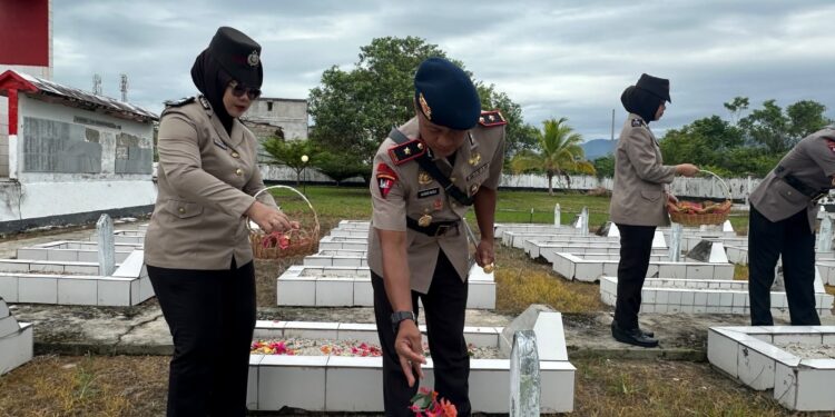 Personel Batalyon D Pelopor Ikuti Upacara Ziarah Rombongan Hari Bhayangkara ke-80