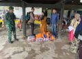 Personel Batalyon D Pelopor salurkan logistik di dua desa terdampak banjir Luwu Utara
