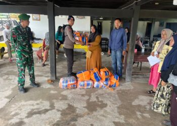 Personel Batalyon D Pelopor salurkan logistik di dua desa terdampak banjir Luwu Utara