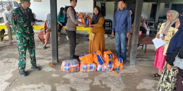 Personel Batalyon D Pelopor salurkan logistik di dua desa terdampak banjir Luwu Utara
