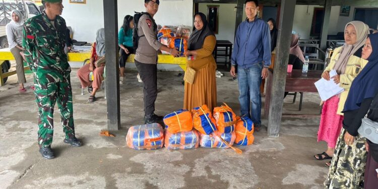 Personel Batalyon D Pelopor salurkan logistik di dua desa terdampak banjir Luwu Utara