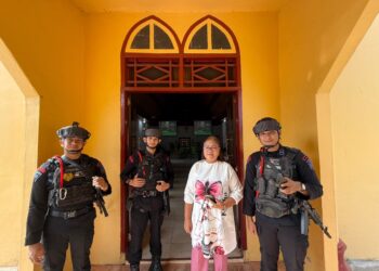 Patroli Brimob di Gereja Toraja Perkuat Rasa Aman Umat Beribadah di Luwu Utara