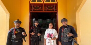 Patroli Brimob di Gereja Toraja Perkuat Rasa Aman Umat Beribadah di Luwu Utara