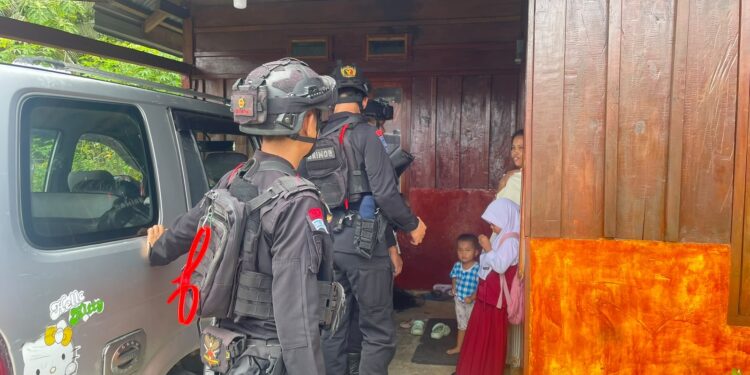 Hadir di Tengah Masyarakat, Personel Brimob Laksanakan Patroli dan Sambang Warga di Mancani