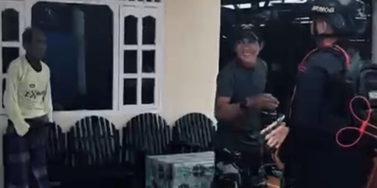 Hadir Lebih Dekat dengan Masyarakat, Personel Batalyon D Pelopor Gelar Patroli Berjalan Kaki dan Sambang Warga di Buntu Datu dan Batu Walenrang
