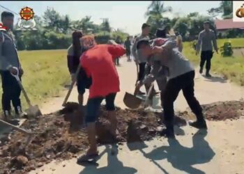 Personel Kompi 3 Batalyon D Pelopor Laksanakan Kerja Bakti Bersama Masyarakat