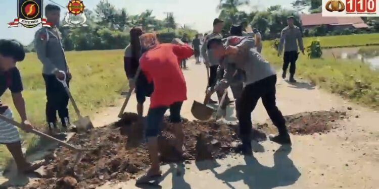 Personel Kompi 3 Batalyon D Pelopor Laksanakan Kerja Bakti Bersama Masyarakat