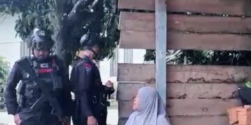 Personel Batalyon D Pelopor Dapat Sambutan Positif dari Warga RW 3 dan RW 4 Kelurahan Pentojangan Melalui Patroli Kamtibmas Rutin