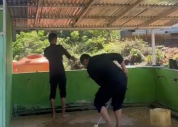 Personel Batalyon D Pelopor Sisihkan Waktu untuk Bersihkan Masjid di Luwu Timur