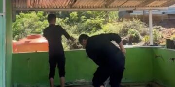 Personel Batalyon D Pelopor Sisihkan Waktu untuk Bersihkan Masjid di Luwu Timur
