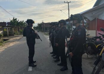 Patroli Dialogis Pasca Konflik, Brimob Ajak Warga Buntu Datu Jaga Kamtibmas Bersama