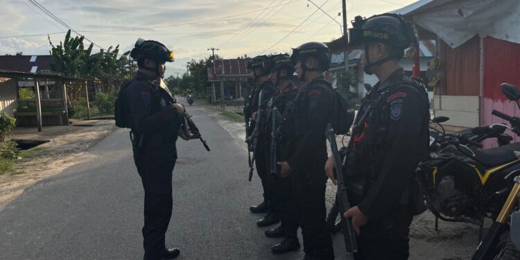 Patroli Dialogis Pasca Konflik, Brimob Ajak Warga Buntu Datu Jaga Kamtibmas Bersama