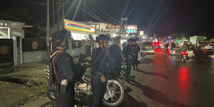 Patroli Harkamtibmas Batalyon D Pelopor Jaga Kamtibmas di Wilayah Luwu Utara Tetap Kondusif