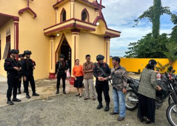Personel Batalyon D Pelopor laksanakan patroli dan pengamanan ibadah Minggu di sejumlah gereja Luwu Utara