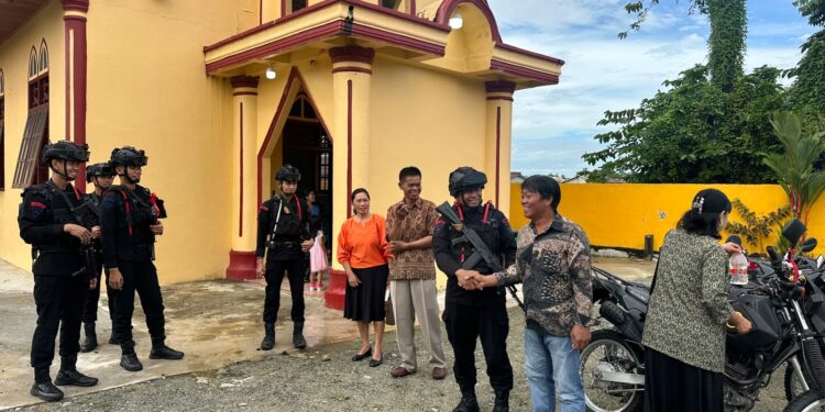Personel Batalyon D Pelopor laksanakan patroli dan pengamanan ibadah Minggu di sejumlah gereja Luwu Utara