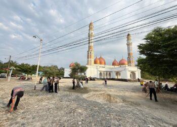 Semangat Hari Bhayangkara ke-80, Brimob dan Warga Bersatu Bersihkan Rumah Ibadah