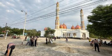Semangat Hari Bhayangkara ke-80, Brimob dan Warga Bersatu Bersihkan Rumah Ibadah