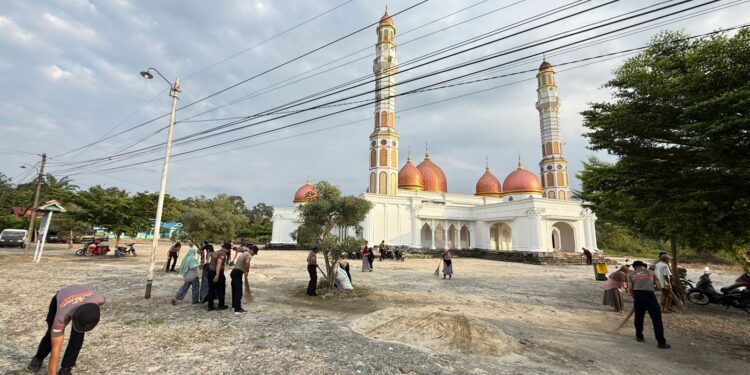 Semangat Hari Bhayangkara ke-80, Brimob dan Warga Bersatu Bersihkan Rumah Ibadah
