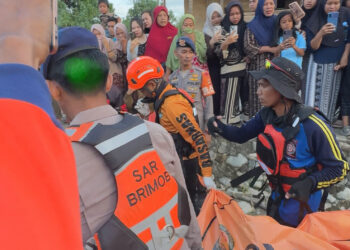 PENCARIAN HARI KEDUA BERAKHIR DUKA, KORBAN TERSERET ARUS SUNGAI RONGKONG DITEMUKAN MENINGGAL