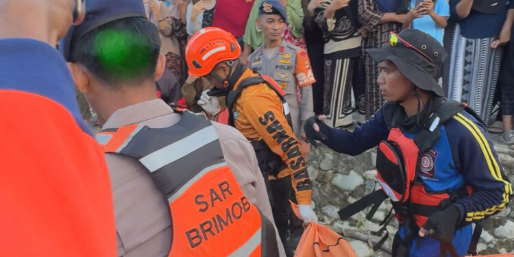 PENCARIAN HARI KEDUA BERAKHIR DUKA, KORBAN TERSERET ARUS SUNGAI RONGKONG DITEMUKAN MENINGGAL