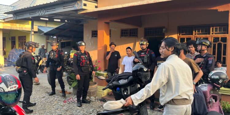 Patroli dan Sambang Warga, Personel Batalyon D Pelopor BKO Polres Palopo Jaga Kondisi Pasca Konflik Antar RW