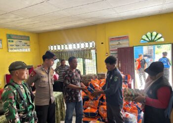 Personel Batalyon D Pelopor salurkan logistik untuk tanggap darurat banjir Luwu Utara