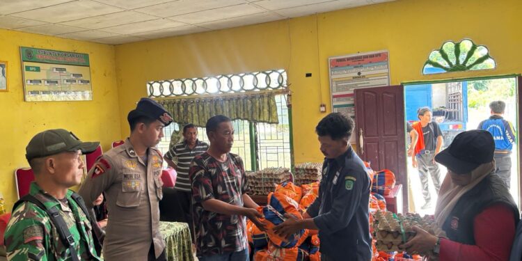 Personel Batalyon D Pelopor salurkan logistik untuk tanggap darurat banjir Luwu Utara